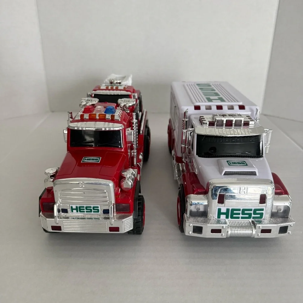 Hess Ambulance and Rescue Truck 2020/Hess Fire Truck and Ladder Rescue Set 2015 - Picture 5 of 17